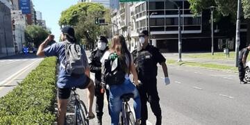 Las fuerzas provinciales realizan controles en la vía pública durante las 24 horas\u002E (@minsegsf)