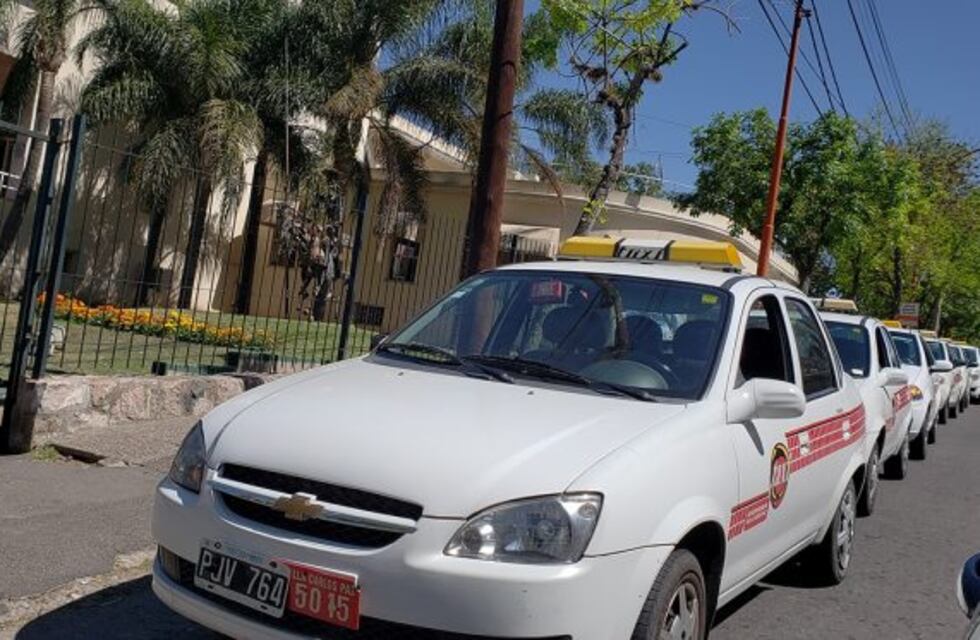 Carlos Paz: viajaba en un taxi con dos televisores robados