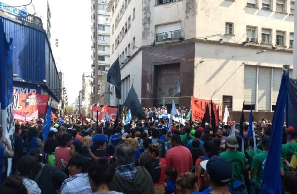 Miles de rosarinos se sumaron a un acto contra el ajuste del Gobierno