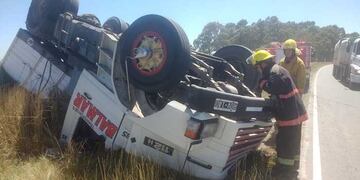 A raíz de unos golpes producidos por el vuelco, el camionero fue hospitalizado