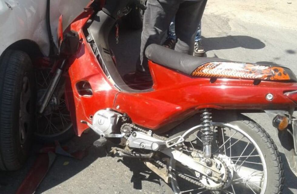 Un accidente entre un auto y una moto dejó un nuevo herido en Carlos Paz