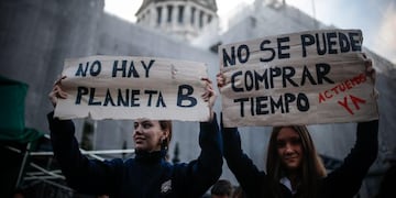 Miles de personas participan este viernes en una marcha que hace parte de la convocatoria mundial contra del cambio climático en Buenos Aires (Argentina)\u002E EFE/Juan Ignacio Roncoroni