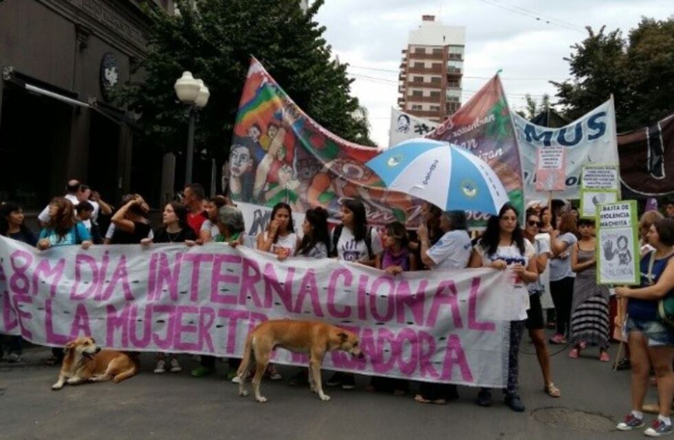 Cientos de nicoleñas marcharon por el 8M