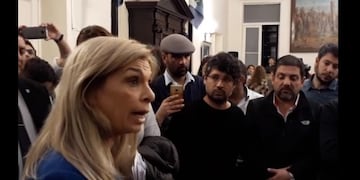 Laura Montero se enfrentó con los trabajadores que protestaban en la Legislatura