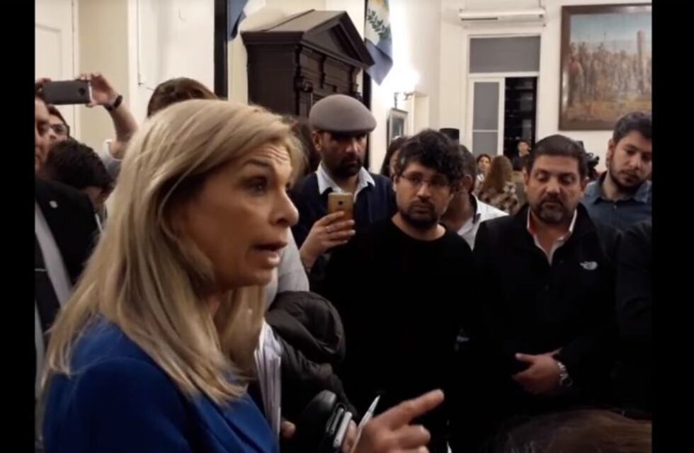 Laura Montero se enfrentó con los trabajadores que protestaban en la Legislatura