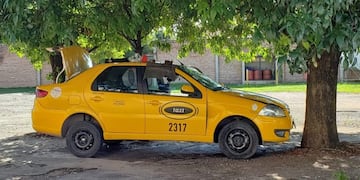 Un taxista encerrado en el baúl de su auto\u002E
