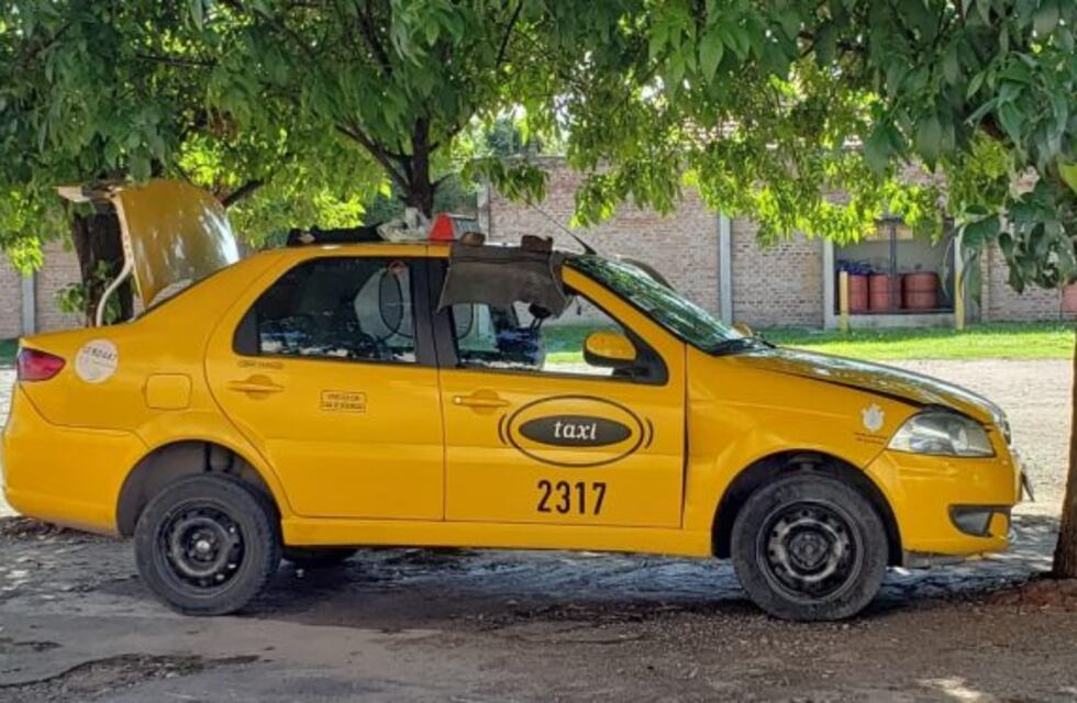 Lo rescataron semidesnudo del baúl del taxi que manejaba