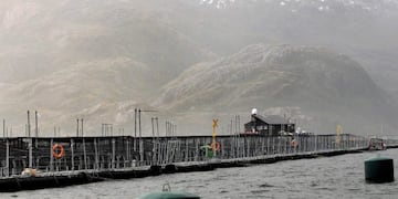 Una salmonera operando en el Estrecho de Magallanes\u002E