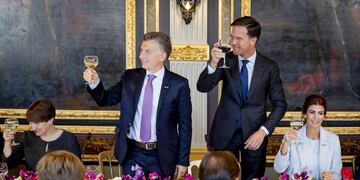 HAY02 LA HAYA (HOLANDA) 28/03/2017.- El presidente argentino, Mauricio Macri (2i), y su mujer, Juliana Awada (d), asisten a una comida con el primer ministro holandu00e9s, Mark Rutte (2d); la ministra de Comercio Exterior, Lilianne Ploumen (i); y el rey Guill
