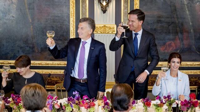 HAY02 LA HAYA (HOLANDA) 28/03/2017.- El presidente argentino, Mauricio Macri (2i), y su mujer, Juliana Awada (d), asisten a una comida con el primer ministro holandu00e9s, Mark Rutte (2d); la ministra de Comercio Exterior, Lilianne Ploumen (i); y el rey Guill