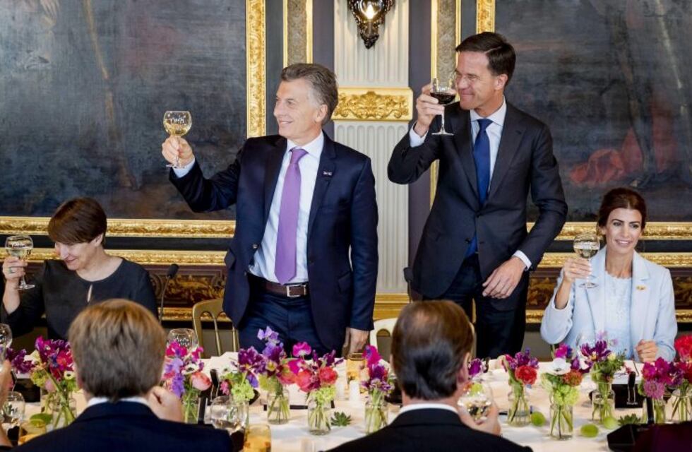 Luego de visitar la Corte de La Haya, Macri se reunió y almorzó con el primer ministro y los reyes