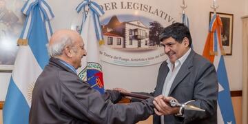 Arcando entregó elementos ceremoniales al Círculo de Oficiales de Mar
