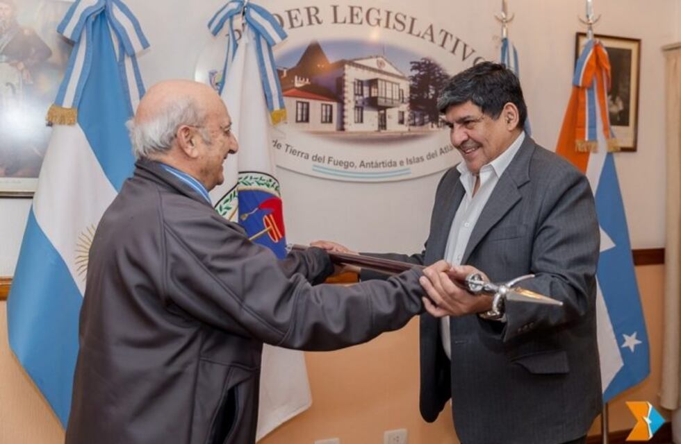 Arcando entregó elementos ceremoniales al Círculo de Oficiales de Mar