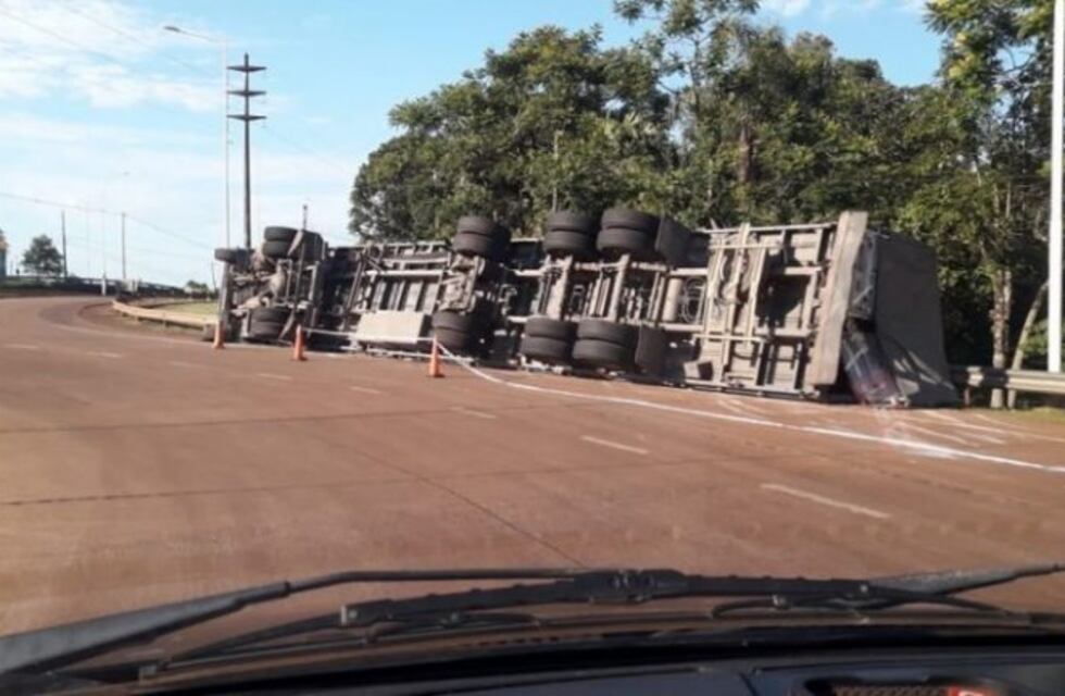 Un camión con machimbres despistó en la rotonda de Montecarlo