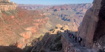 ACOMPAÑA CRÓNICA: GRAN CAÑÓN - MIA15\u002E TUCSON (AZ, EEUU), 25/02/2019\u002E- Reproducción fotográfica cedida por el Parque nacional del Gran Cañón de un grupo de personas durante una exploración turística el 11 de junio de 2018 en el Gran Cañón de Arizona\u002E El Gran Cañón del Colorado, declarado una de las siete maravillas naturales del mundo y conocido por sus vistas panorámicas que roban el aliento, se formó hace millones de años, pero este martes, 26 de febrero, cumple su primer siglo como parque nacional de Estados Unidos\u002E EFE/Paul Stolen/Parque nacional del Gran Cañón/SOLO USO EDITORIAL/NO VENTAS arizona eeuu eeuu parque nacional gran cañon del colorado gran cañon del colorado