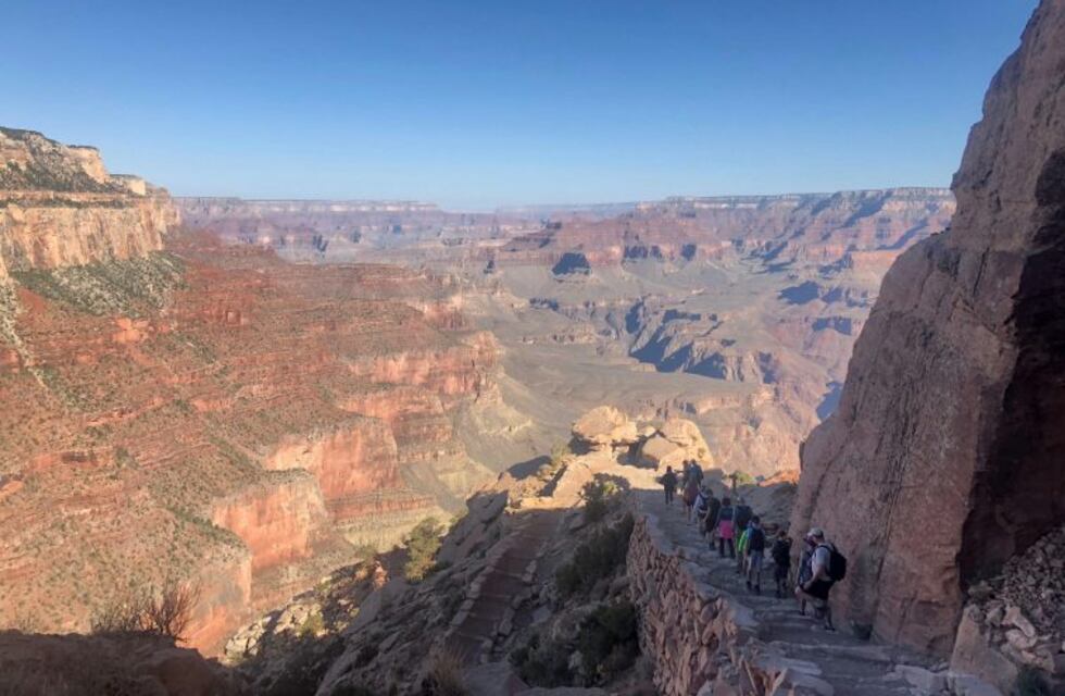 El tremendo momento en que una turista casi cae al vacío en el Cañón del Colorado