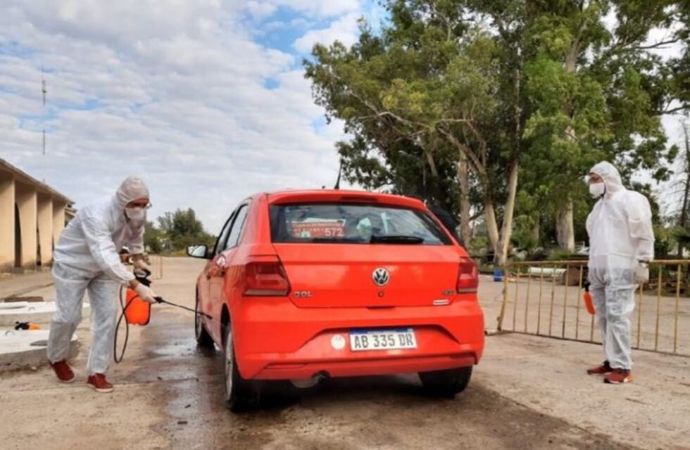 Los autos y motocicletas que pasan por el sector de desinfección municipal son 250