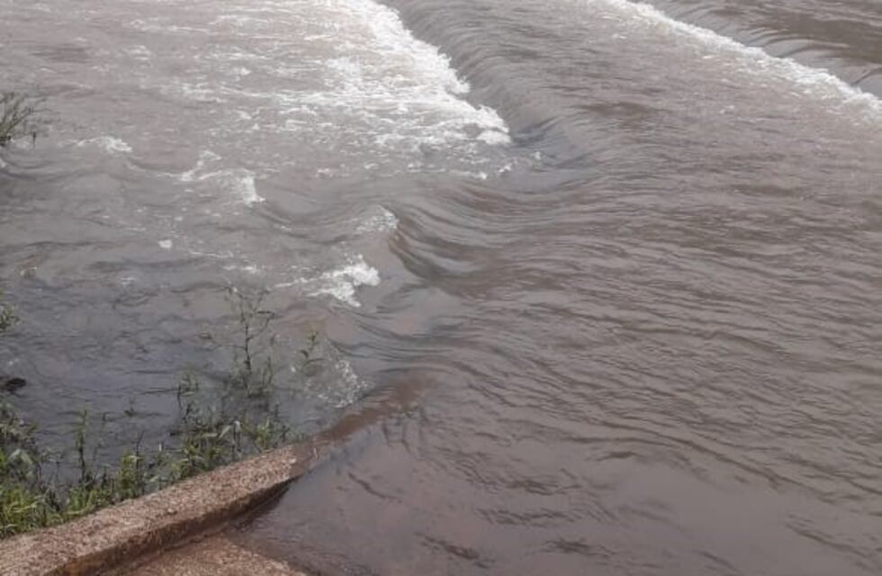 Cierran el acceso al Moconá por un desborde sobre el puente del Yabotí