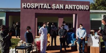 El gobernador entregó maquinarias e insumos hospitalarios en San Antonio