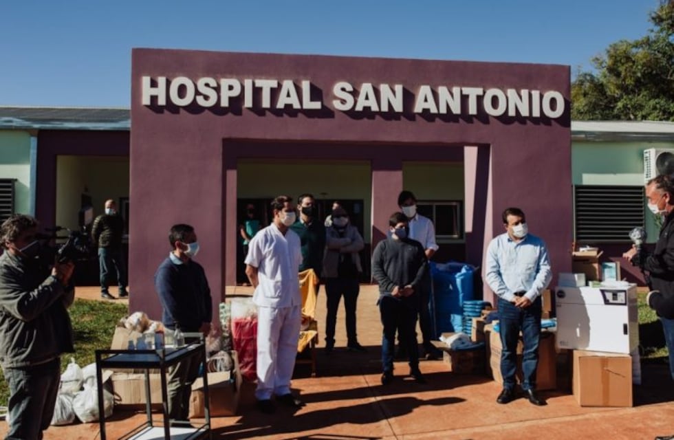 El gobernador entregó maquinarias e insumos hospitalarios en San Antonio