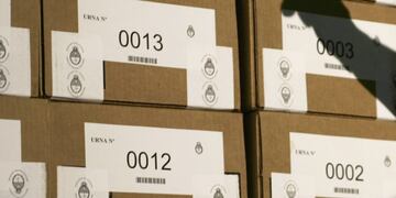 elecciones presidenciales 2011 \r\n\r\n\r\nA post office worker's hand casts a shadow on stacks of ballot boxes which will be used for the upcoming presidential election on Sunday in Buenos Aires October 21, 2011\u002E Argentina's current President and presidential candidate Cristina Fernandez de Kirchner looks set to win easy re-election on Sunday after a dramatic comeback that has confounded critics of her unconventional economic policies and combative style\u002E REUTERS/Martin Acosta (ARGENTINA - Tags: POLITICS ELECTIONS) santa cruz rio gallegos eleccion presidencial 2011 boletas y urnas en la oficina central de correo
