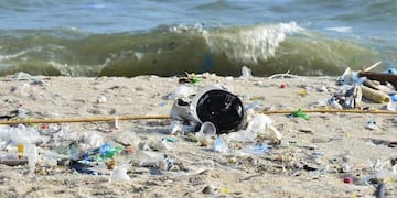 Más del 80% de los residuos encontrados en las playas bonaerenses son plásticos