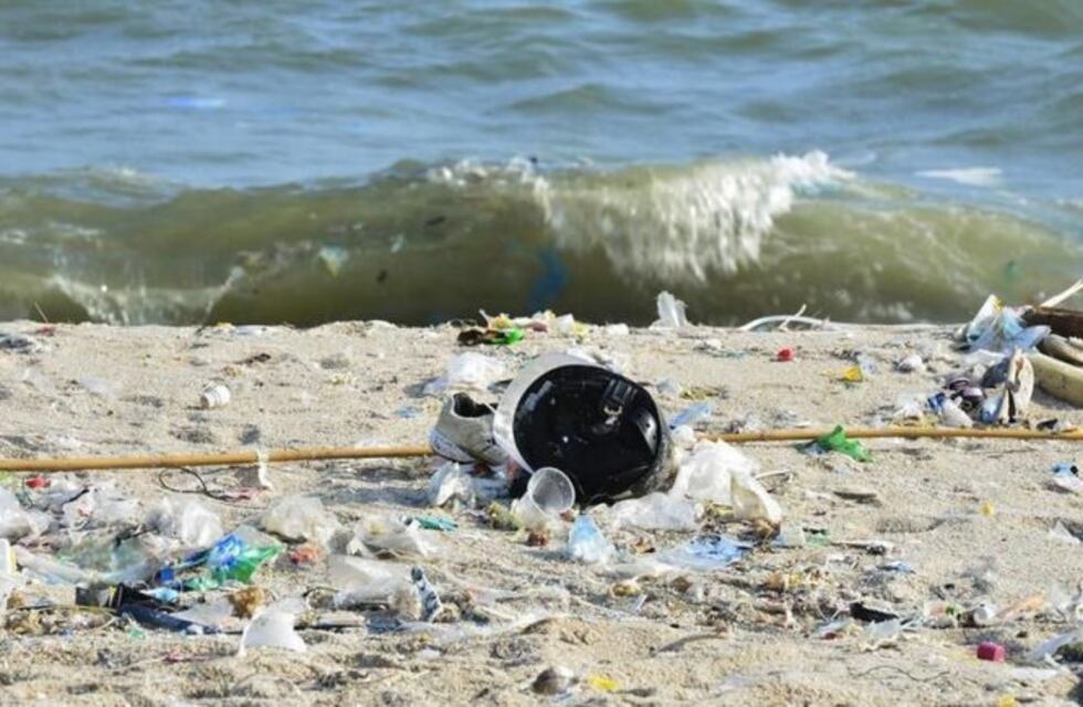 Más del 80% de los residuos encontrados en las playas bonaerenses son plásticos