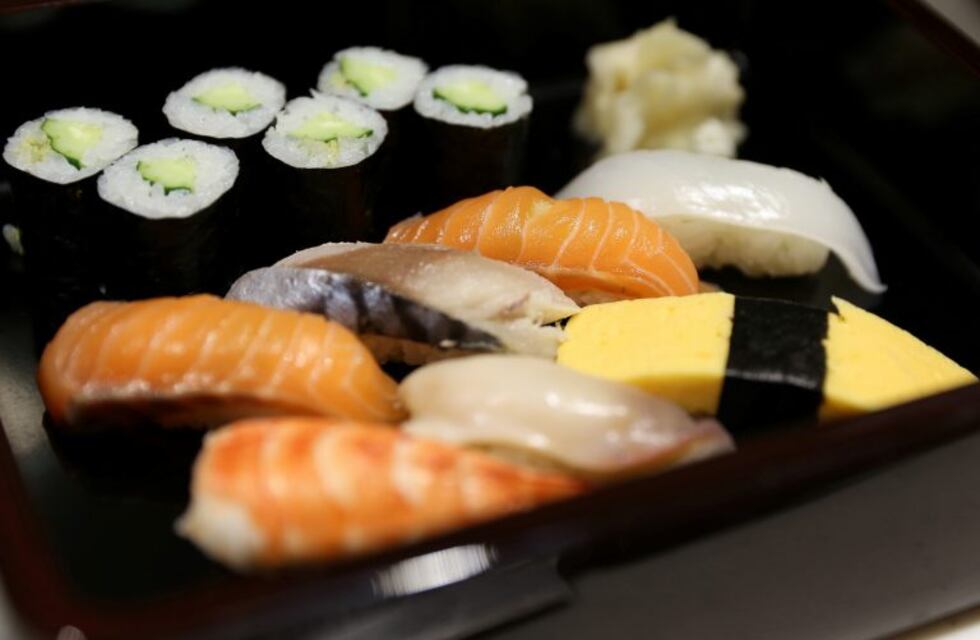 Comía sushi a diario y le salió del cuerpo una lombriz de 162 centímetros