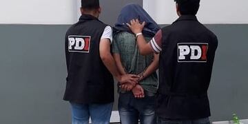 El menor detenido por el crimen de Emanuel González, ingresando a las instalaciones de la PDI (@MinSegSF)