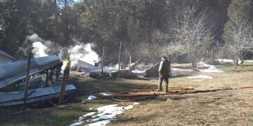 El incendio destruyó las tres cabañas del camping\u002E