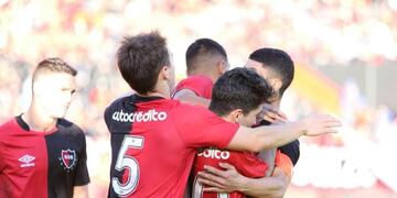Los juveniles festejaron gracias al gol de Milton Treppo\u002E (Prensa Newell's Old Boys)