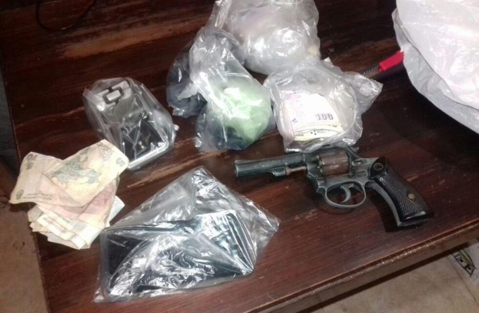 Drogas, arma, dinero en efectivo y cinco detenidos en allanamientos simultáneos en El Trébol y Carlos Pellegrini