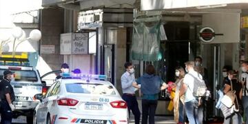 Los repatriados son alojados en hoteles de San Juan y deben costear el hospedaje\u002E