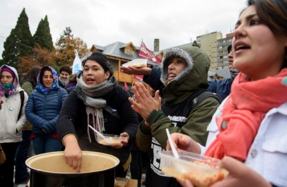 Olla popular en Bariloche contra la situación económica actual