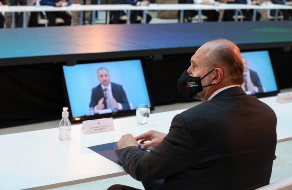 Perotti se debate entre imponer más restricciones o retroceder de fase