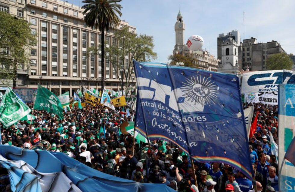 Organizaciones sociales marcharon en reclamo por "despidos y tarifazos"