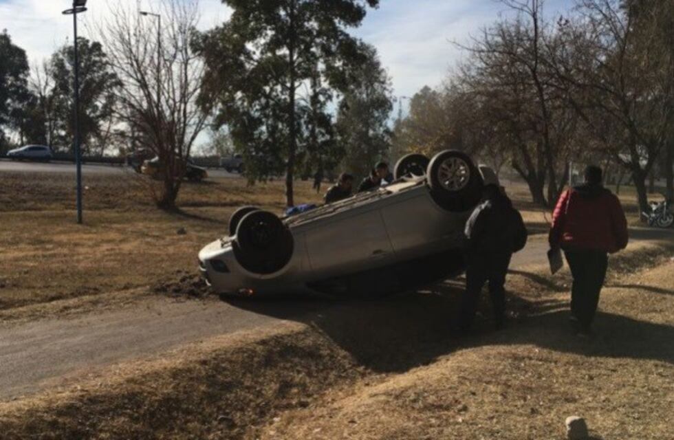 Se salvó de milagro luego de volcar en el Acceso Este