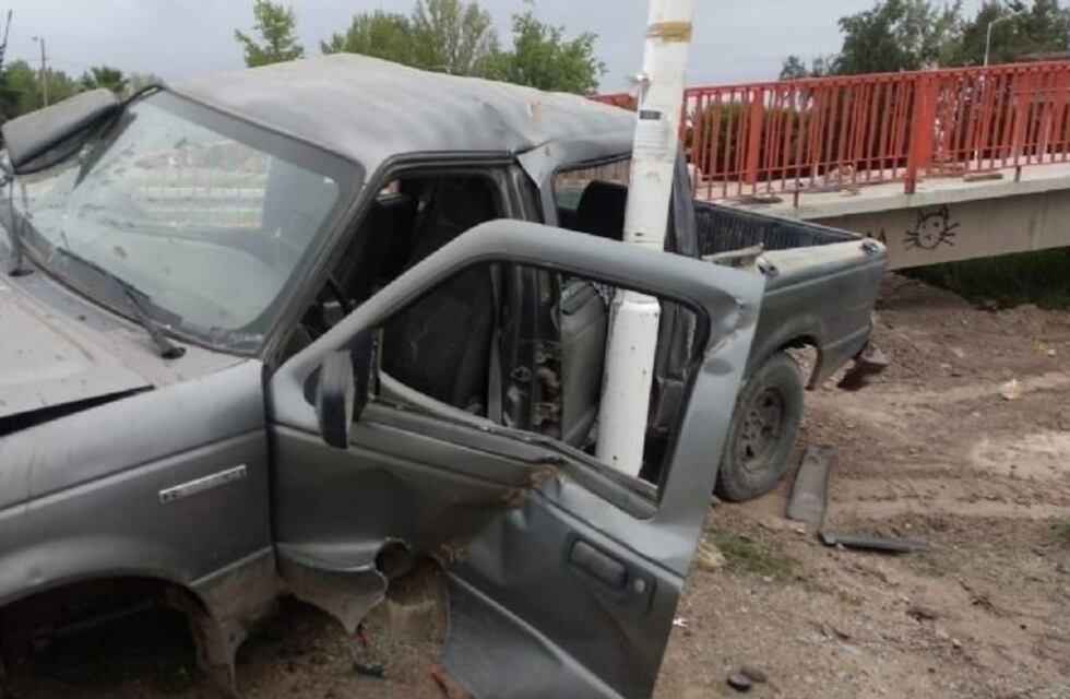 Una camioneta se cruzó de carril, chocó y se destruyó