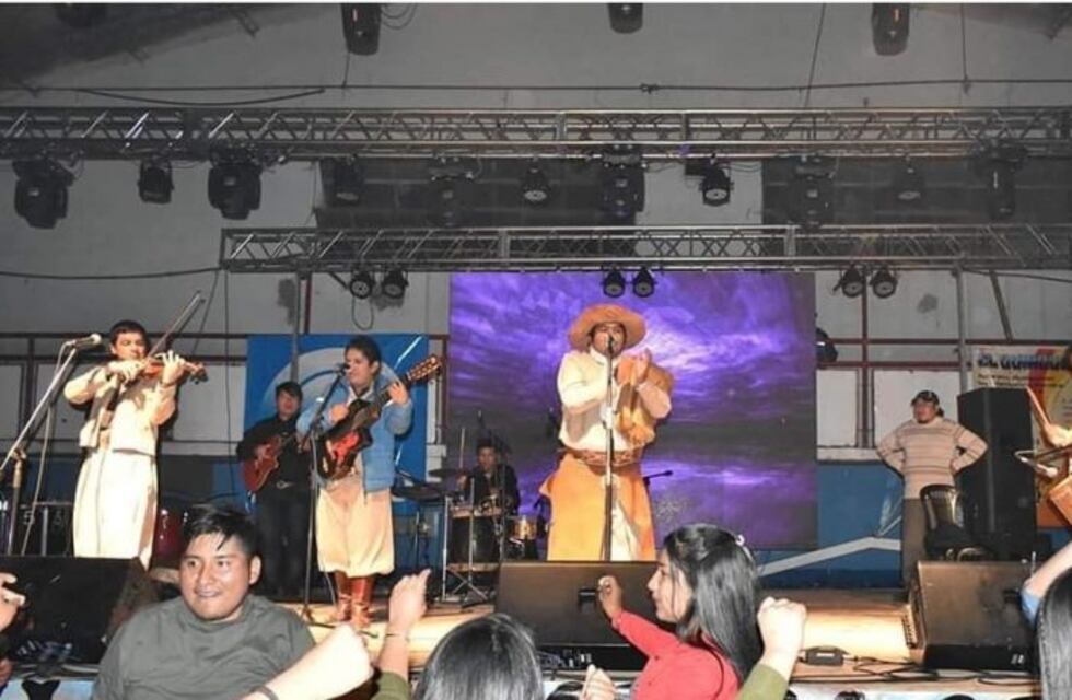 Cantaban "Atropella'o de recuerdos" y les cayó una viga en la cabeza