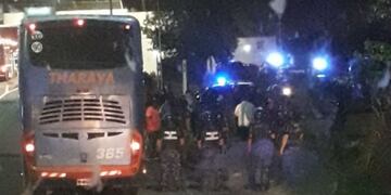 La Policía interceptó varios colectivos, en los que viajaban miembros de La Fiel\u002E