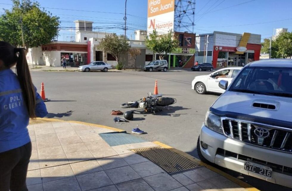 Persiguió y embistió a dos motochorros que atacaron a su novia