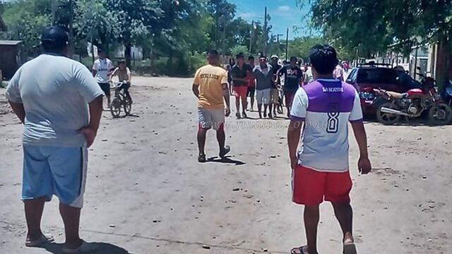 Los chorotes reuniéndose antes de linchar al supuesto abusador\u002E