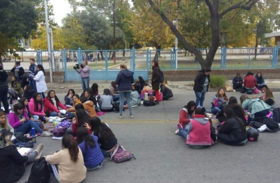 Alumnos de un profesorado realizan una sentada por seguridad