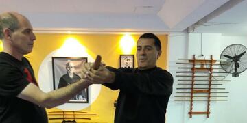 Taxistas en clase de autodefensa.