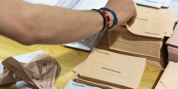 A voter takes a voting envelope at a polling station during general elections in Madrid, Spain, on Sunday, April 28, 2019\u002E Spanish voters deliver their verdict Sunday on whether Socialist Prime Minister Pedro Sanchez should form a new government after the collapse of his administration less than a year after he took power\u002E Photographer: Angel Garcia/Bloomberg