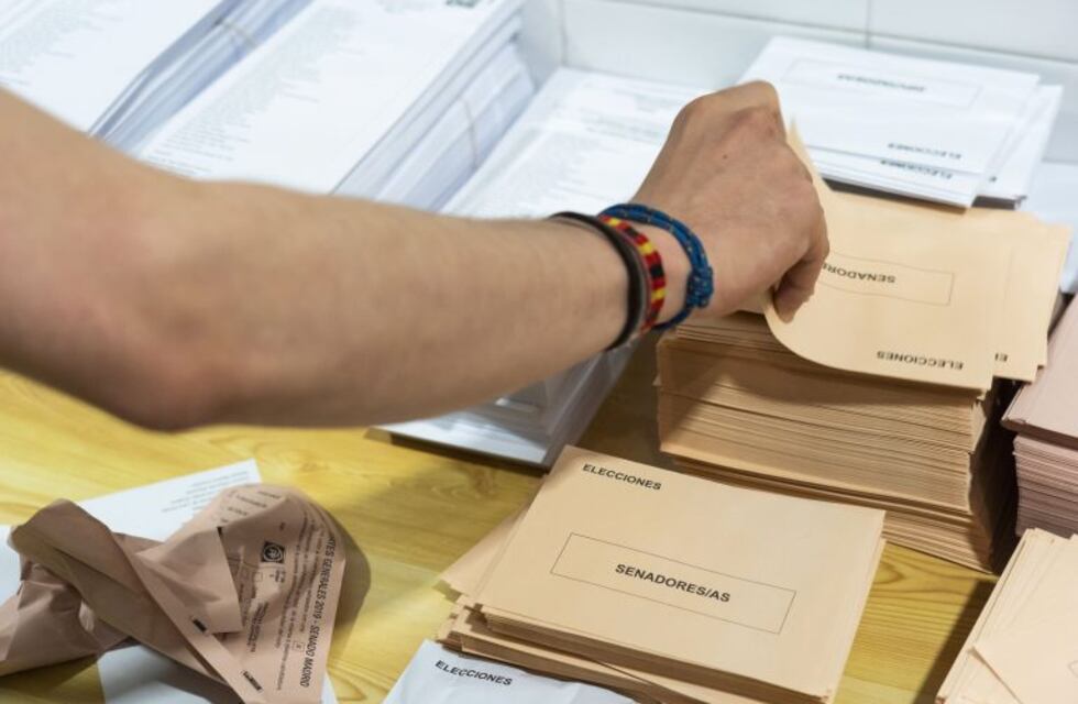 Una España dividida vota con la vista en la ultraderecha