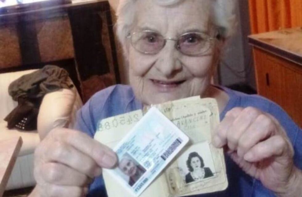 A una abuela mendocina le dieron su primer DNI a los 93 años