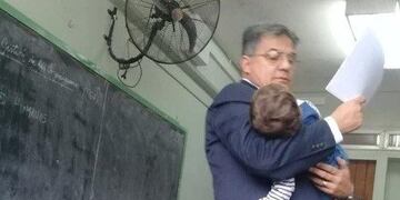 Julio Cruz, el profesor que dio clases con el bebé de un alumna en brazos en Concepción Tucumán\u002E