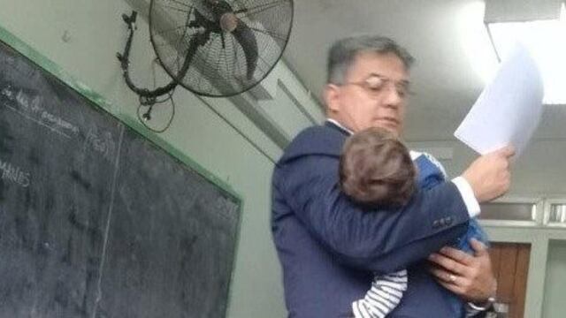 Julio Cruz, el profesor que dio clases con el bebé de un alumna en brazos en Concepción Tucumán\u002E