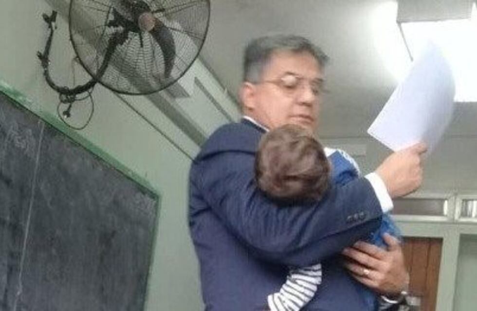 Concepción: un profesor dio clases con el bebé de una alumna en brazos